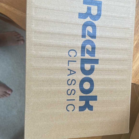 Reebok classic, great condition. NWOT - Picture 3 of 4